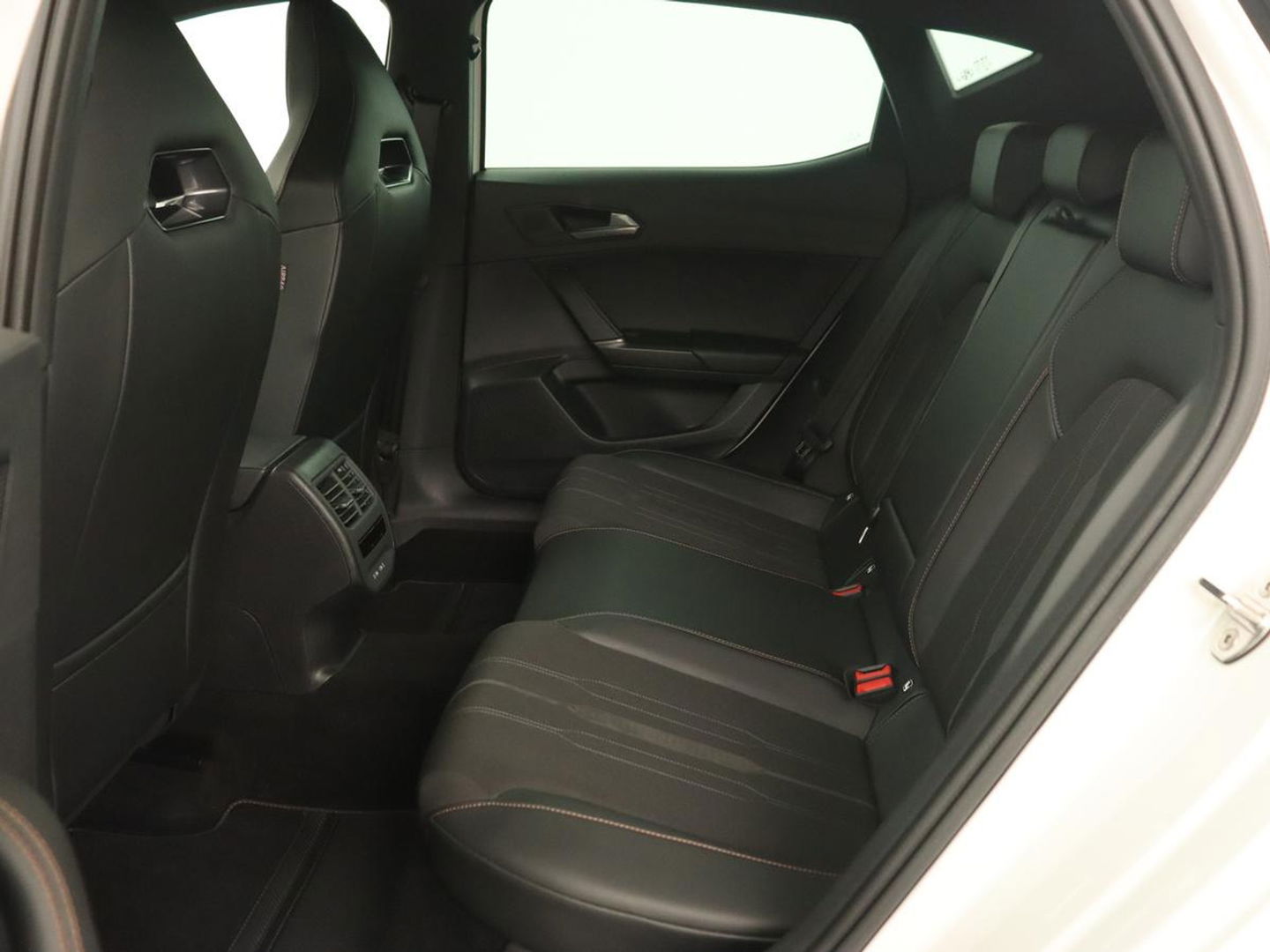 CUPRA Leon 1.4 eHybrid VZ | 245pk | Carplay | Navigatie | Sfeerverlichting | Keyless | Sportstoelen | Digital Cockpit | Parkeerhulp | PHEV | Plug In