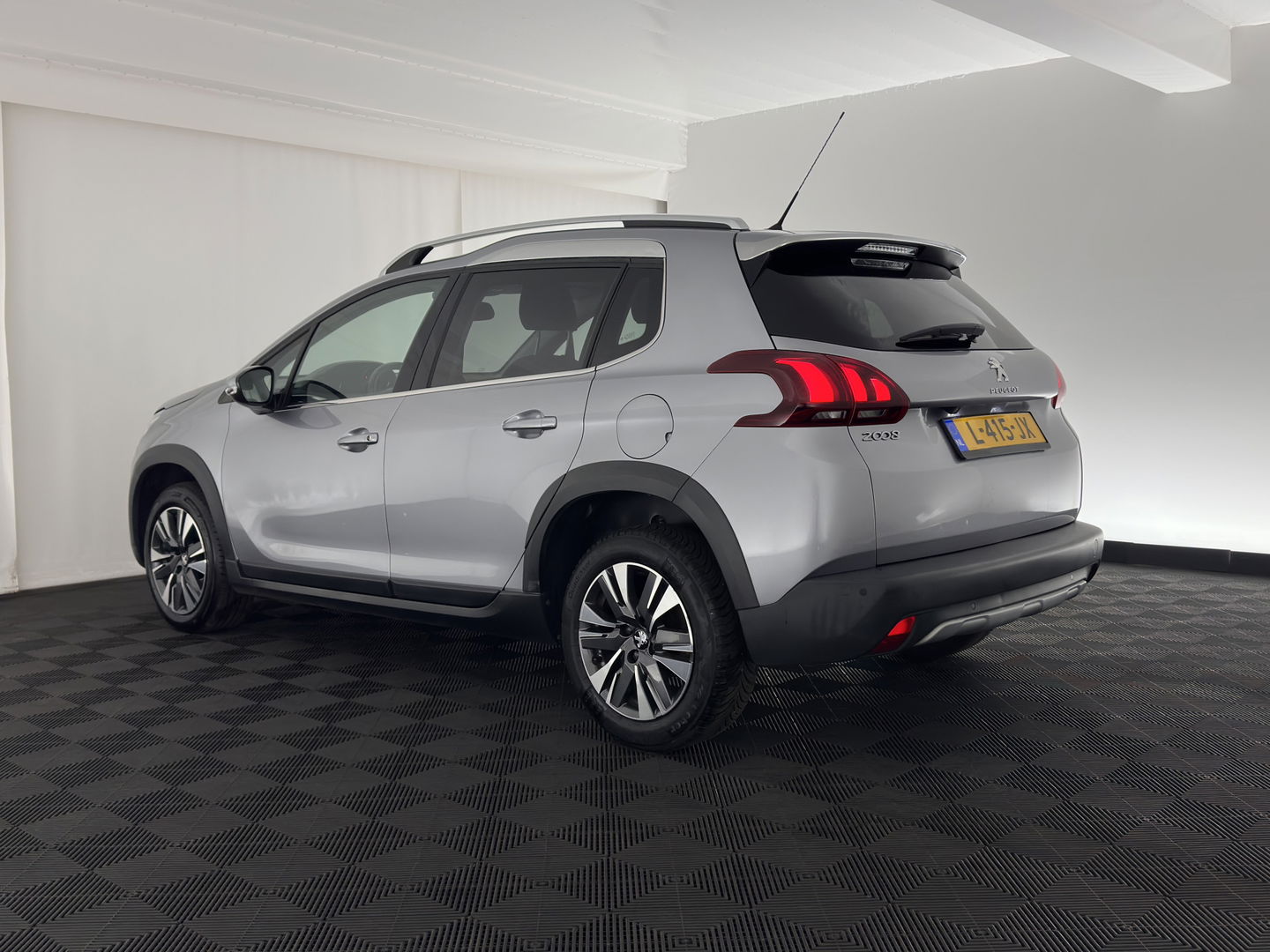 Peugeot 2008 1.2 PureTech Allure Aut. *PANO | LEATHER-FABRIC | HEATED-SPORTSEATS | CARPLAY | ECC | CAMERA | PRIVACY-GLASS | PDC | CRUISE | 16''ALU*