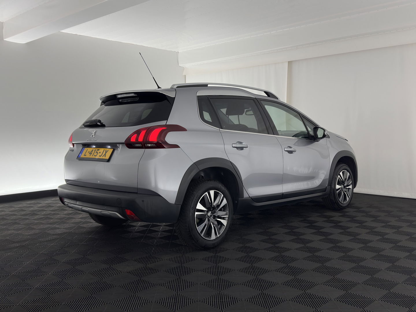 Peugeot 2008 1.2 PureTech Allure Aut. *PANO | LEATHER-FABRIC | HEATED-SPORTSEATS | CARPLAY | ECC | CAMERA | PRIVACY-GLASS | PDC | CRUISE | 16''ALU*