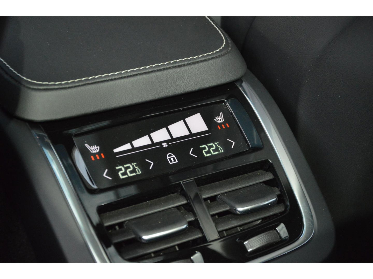 Volvo XC90 T8 Hybride AWD R-Design | Luchtvering | 360° Camera | Harman Kardon | Pilot-Assist | Stuur + Stoel Verwarmd |