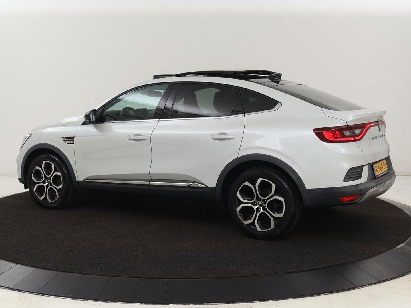 Renault Arkana 1.6 E-Tech Hybrid 145 Intens | Panoramadak | Adaptive cruise | Camera | Half leder | Carplay | Dodehoek detectie | Navigatie