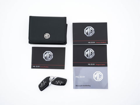 MG ZS EV Luxury 45 kWh {SOH-96 %} (INCL-BTW) Aut. *PANO | LUXURY-LEATHER | CCS-FASTLOADER | KEYLESS | NAVI-FULLMAP | ADAPTIVE-CRUISE | CAMERA | HEATED-SPORTSEATS | CARPLAY | BLINDSPOT | DAB | LANE-ASSIST | PRIVACY-GLASS | 17"