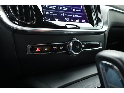 Volvo V60 2.0 B4 R-Design | 197PK | Pano-dak | Sportstoelen | ACC | Leren Dashboard | Camera | Airco separaat achter