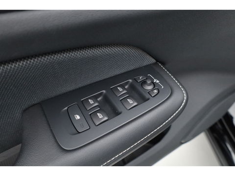 Volvo V60 2.0 B4 R-Design | 197PK | Pano-dak | Sportstoelen | ACC | Leren Dashboard | Camera | Airco separaat achter