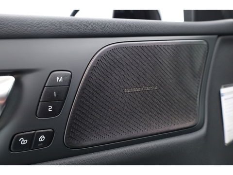 Volvo V60 2.0 B4 R-Design | 197PK | Pano-dak | Sportstoelen | ACC | Leren Dashboard | Camera | Airco separaat achter