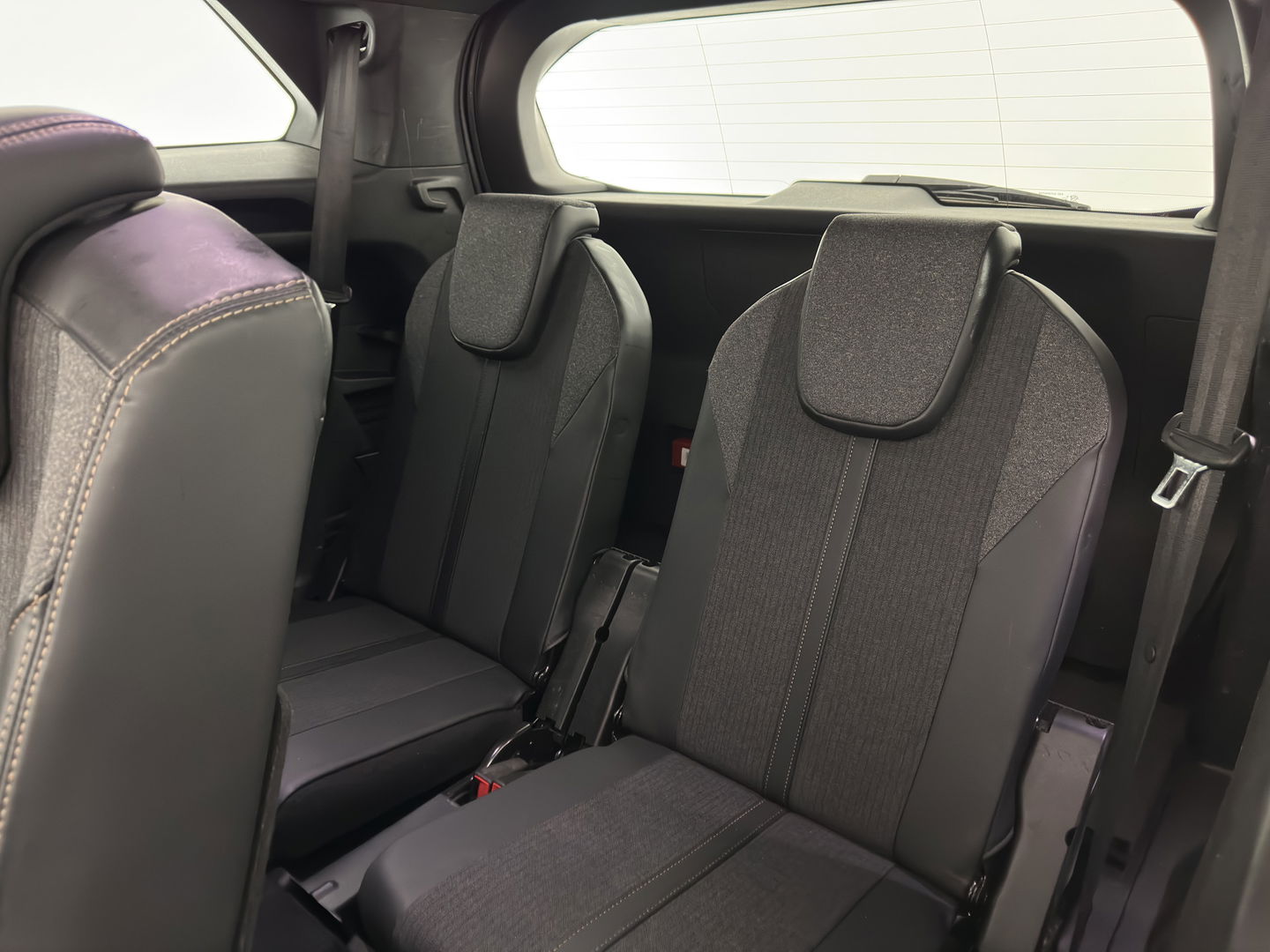 Peugeot 5008 1.6 e-THP GT-Line [ 7-Pers. ] Aut. *PANO | LEATHER-FABRIC | FULL-LED | DIGI-COCKPIT | LANE-ASSIST | BLINDS-SPOT | SPORT-SEATS | CAMERA | NAVI-FULLMAP | SHIFT-PADDLES | PRIVACY-GLASS | TOWBAR | 18''ALU*
