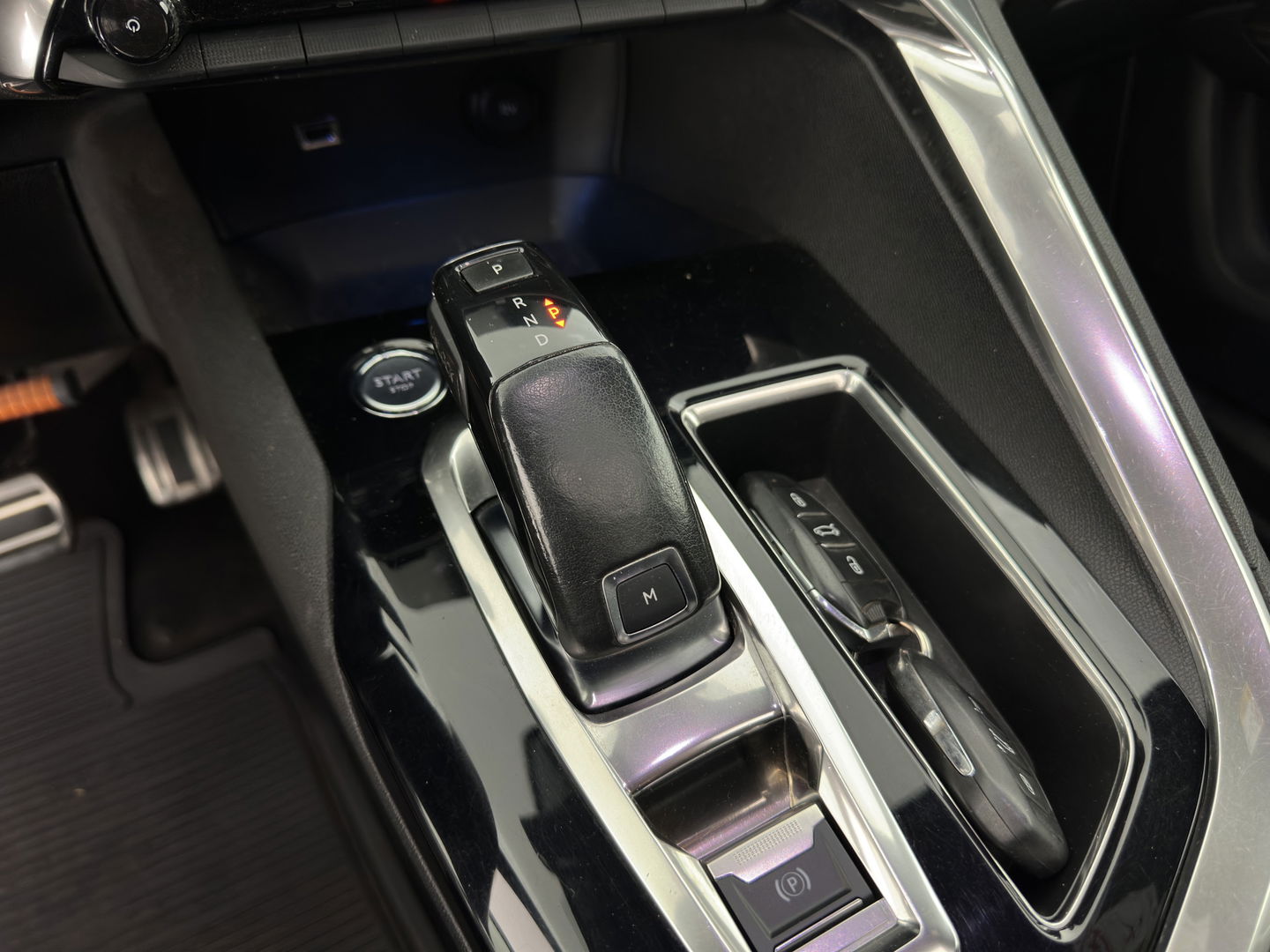 Peugeot 5008 1.6 e-THP GT-Line [ 7-Pers. ] Aut. *PANO | LEATHER-FABRIC | FULL-LED | DIGI-COCKPIT | LANE-ASSIST | BLINDS-SPOT | SPORT-SEATS | CAMERA | NAVI-FULLMAP | SHIFT-PADDLES | PRIVACY-GLASS | TOWBAR | 18''ALU*