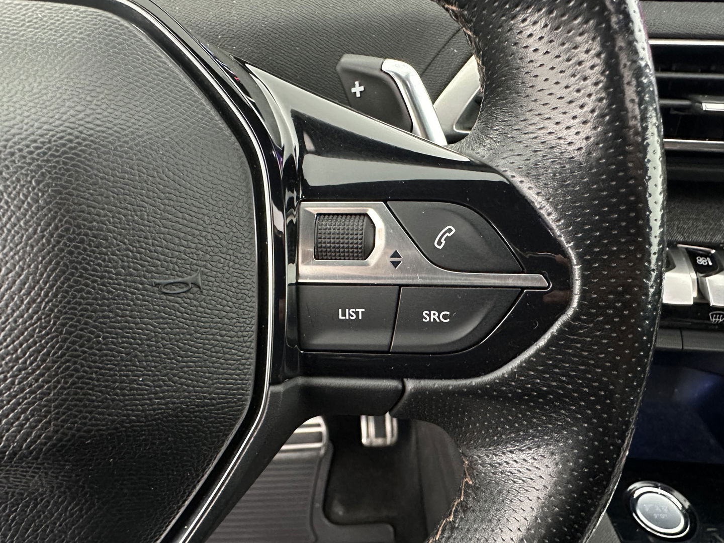 Peugeot 5008 1.6 e-THP GT-Line [ 7-Pers. ] Aut. *PANO | LEATHER-FABRIC | FULL-LED | DIGI-COCKPIT | LANE-ASSIST | BLINDS-SPOT | SPORT-SEATS | CAMERA | NAVI-FULLMAP | SHIFT-PADDLES | PRIVACY-GLASS | TOWBAR | 18''ALU*