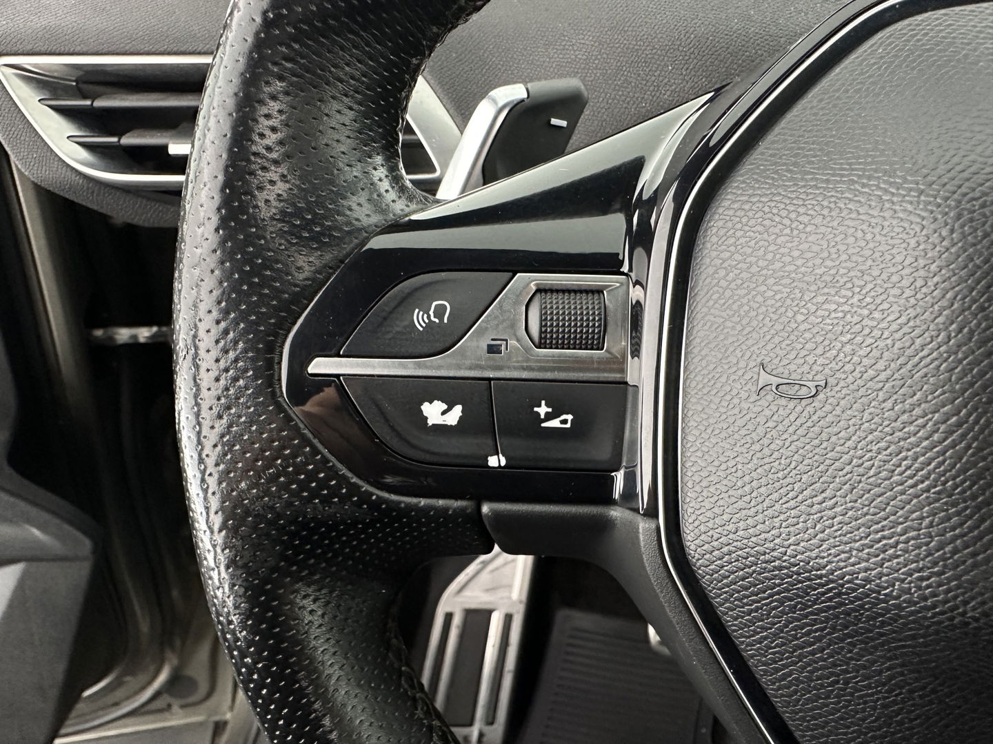 Peugeot 5008 1.6 e-THP GT-Line [ 7-Pers. ] Aut. *PANO | LEATHER-FABRIC | FULL-LED | DIGI-COCKPIT | LANE-ASSIST | BLINDS-SPOT | SPORT-SEATS | CAMERA | NAVI-FULLMAP | SHIFT-PADDLES | PRIVACY-GLASS | TOWBAR | 18''ALU*