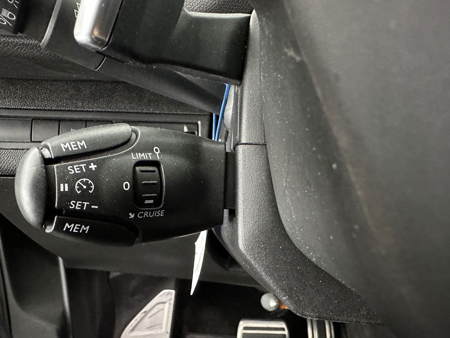 Peugeot 5008 1.6 e-THP GT-Line [ 7-Pers. ] Aut. *PANO | LEATHER-FABRIC | FULL-LED | DIGI-COCKPIT | LANE-ASSIST | BLINDS-SPOT | SPORT-SEATS | CAMERA | NAVI-FULLMAP | SHIFT-PADDLES | PRIVACY-GLASS | TOWBAR | 18''ALU*