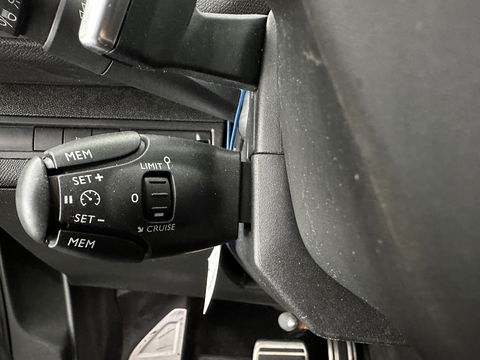 Peugeot 5008 1.6 e-THP GT-Line [ 7-Pers. ] Aut. *PANO | LEATHER-FABRIC | FULL-LED | DIGI-COCKPIT | LANE-ASSIST | BLINDS-SPOT | SPORT-SEATS | CAMERA | NAVI-FULLMAP | SHIFT-PADDLES | PRIVACY-GLASS | TOWBAR | 18''ALU*
