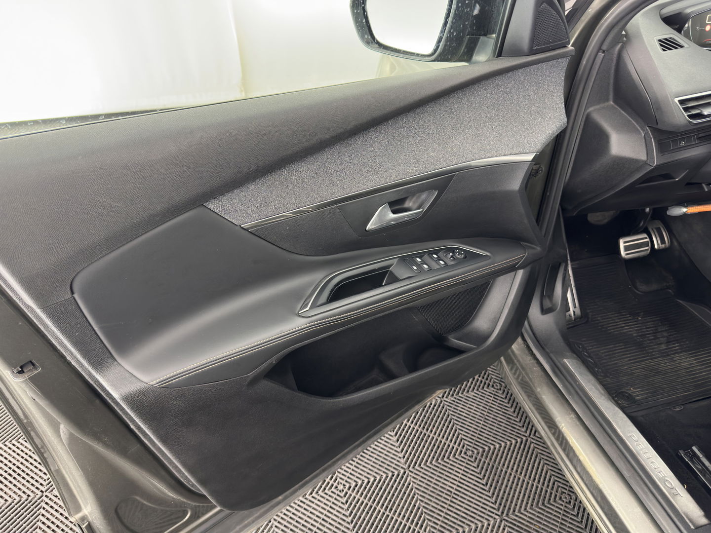 Peugeot 5008 1.6 e-THP GT-Line [ 7-Pers. ] Aut. *PANO | LEATHER-FABRIC | FULL-LED | DIGI-COCKPIT | LANE-ASSIST | BLINDS-SPOT | SPORT-SEATS | CAMERA | NAVI-FULLMAP | SHIFT-PADDLES | PRIVACY-GLASS | TOWBAR | 18''ALU*