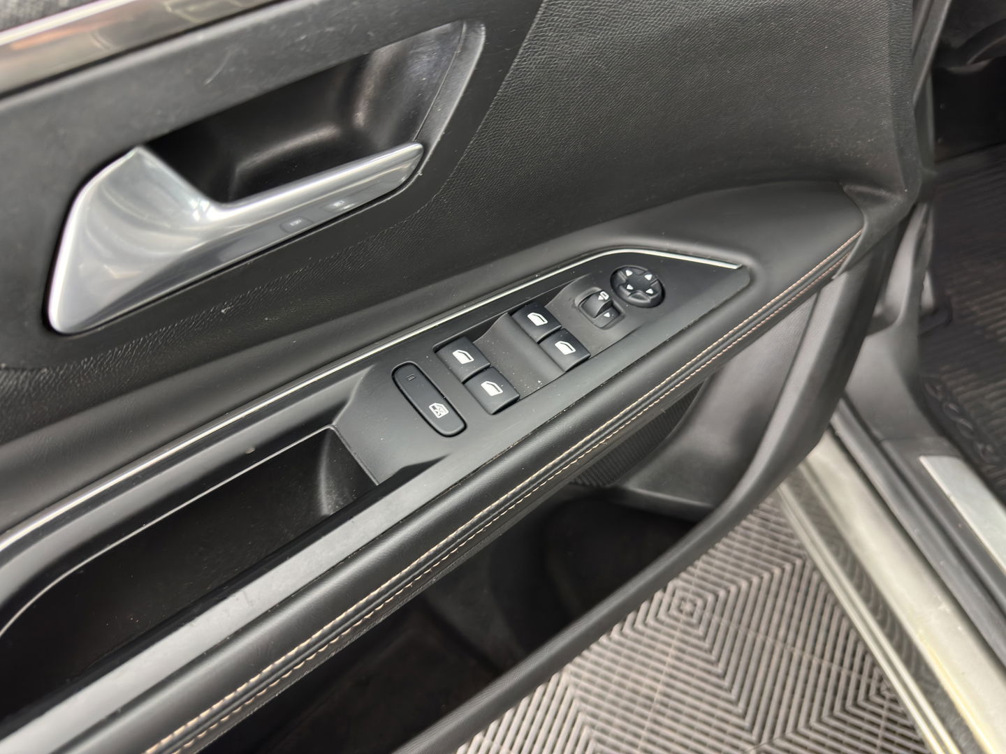 Peugeot 5008 1.6 e-THP GT-Line [ 7-Pers. ] Aut. *PANO | LEATHER-FABRIC | FULL-LED | DIGI-COCKPIT | LANE-ASSIST | BLINDS-SPOT | SPORT-SEATS | CAMERA | NAVI-FULLMAP | SHIFT-PADDLES | PRIVACY-GLASS | TOWBAR | 18''ALU*