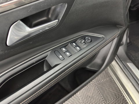 Peugeot 5008 1.6 e-THP GT-Line [ 7-Pers. ] Aut. *PANO | LEATHER-FABRIC | FULL-LED | DIGI-COCKPIT | LANE-ASSIST | BLINDS-SPOT | SPORT-SEATS | CAMERA | NAVI-FULLMAP | SHIFT-PADDLES | PRIVACY-GLASS | TOWBAR | 18''ALU*
