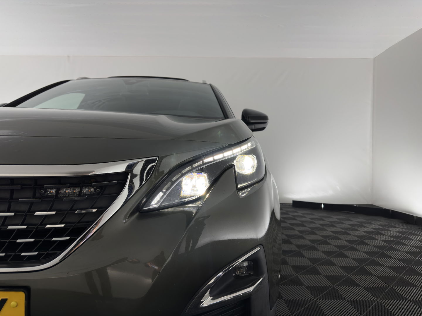 Peugeot 5008 1.6 e-THP GT-Line [ 7-Pers. ] Aut. *PANO | LEATHER-FABRIC | FULL-LED | DIGI-COCKPIT | LANE-ASSIST | BLINDS-SPOT | SPORT-SEATS | CAMERA | NAVI-FULLMAP | SHIFT-PADDLES | PRIVACY-GLASS | TOWBAR | 18''ALU*
