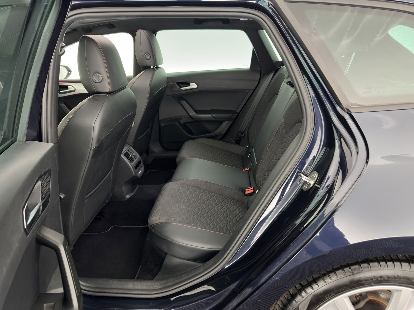 SEAT Leon Sportstourer 2.0 TDI FR Business Intense (INCL-BTW) Aut.  *PANO | FULL-LED | ADAPTIVE-CRUISE | DIGI-COCKPIT | NAVI-FULLMAP | LEATHER-MICROFIBRE | CARPLAY | KEYLESS | SHIFT-PADDLES | SPORT-SEATS | AMBIENT-LIGHT | CAMERA | 17''ALU | T