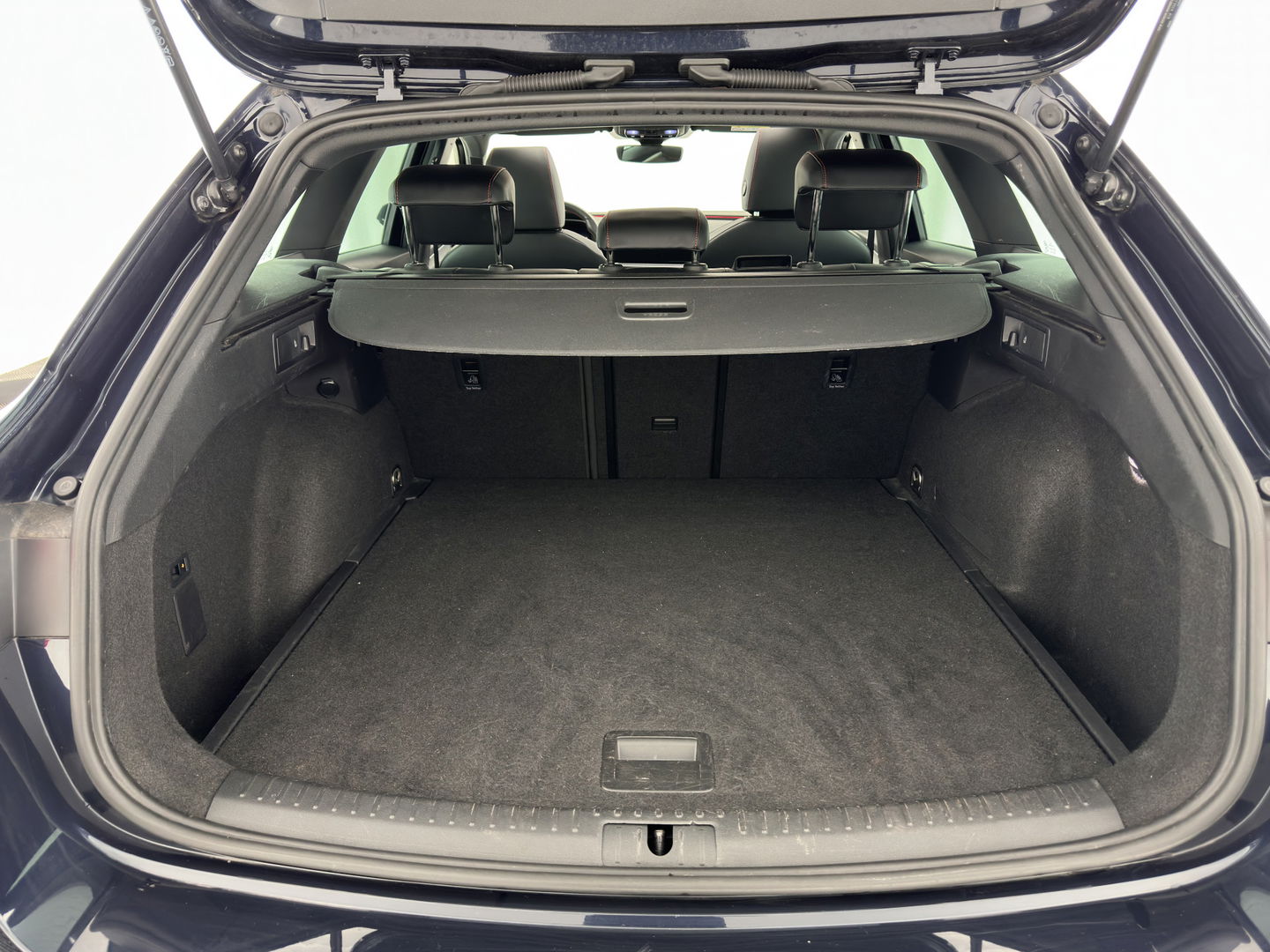 SEAT Leon Sportstourer 2.0 TDI FR Business Intense (INCL-BTW) Aut. *PANO | FULL-LED | ADAPTIVE-CRUISE | DIGI-COCKPIT | NAVI-FULLMAP | LEATHER-MICROFIBRE | CARPLAY | KEYLESS | SHIFT-PADDLES | SPORT-SEATS | AMBIENT-LIGHT | CAMERA | 17''ALU | T