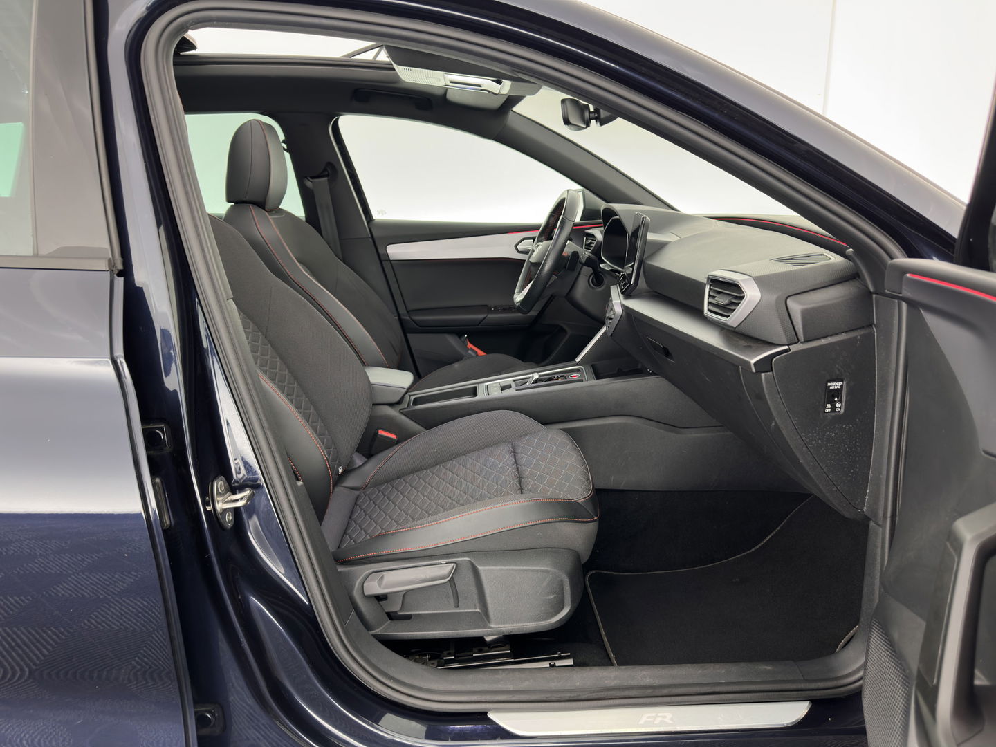 SEAT Leon Sportstourer 2.0 TDI FR Business Intense (INCL-BTW) Aut. *PANO | FULL-LED | ADAPTIVE-CRUISE | DIGI-COCKPIT | NAVI-FULLMAP | LEATHER-MICROFIBRE | CARPLAY | KEYLESS | SHIFT-PADDLES | SPORT-SEATS | AMBIENT-LIGHT | CAMERA | 17''ALU | T
