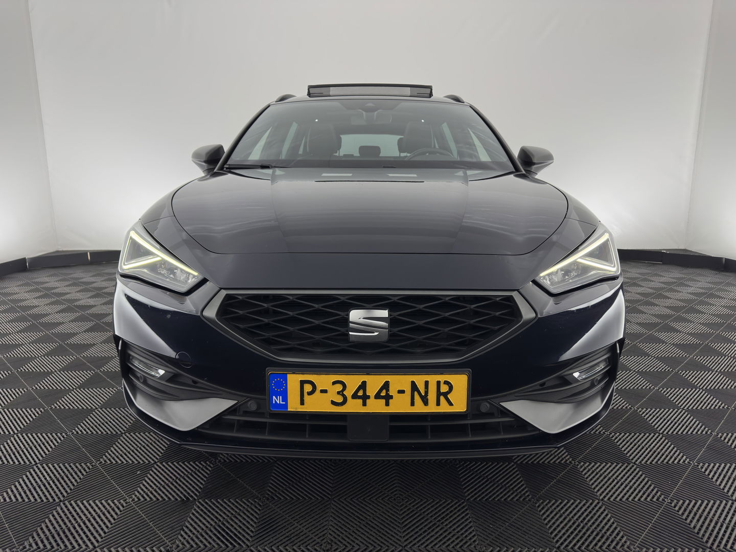 SEAT Leon Sportstourer 2.0 TDI FR Business Intense (INCL-BTW) Aut.  *PANO | FULL-LED | ADAPTIVE-CRUISE | DIGI-COCKPIT | NAVI-FULLMAP | LEATHER-MICROFIBRE | CARPLAY | KEYLESS | SHIFT-PADDLES | SPORT-SEATS | AMBIENT-LIGHT | CAMERA | 17''ALU | T