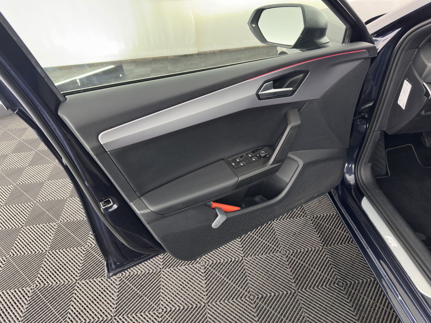 SEAT Leon Sportstourer 2.0 TDI FR Business Intense (INCL-BTW) Aut. *PANO | FULL-LED | ADAPTIVE-CRUISE | DIGI-COCKPIT | NAVI-FULLMAP | LEATHER-MICROFIBRE | CARPLAY | KEYLESS | SHIFT-PADDLES | SPORT-SEATS | AMBIENT-LIGHT | CAMERA | 17''ALU | T