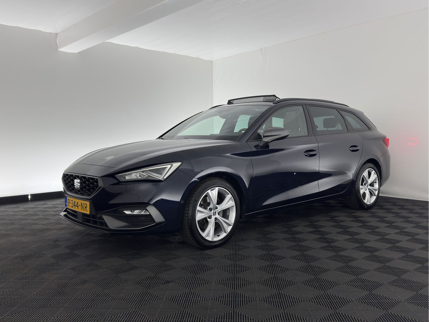 SEAT Leon Sportstourer 2.0 TDI FR Business Intense (INCL-BTW) Aut. *PANO | FULL-LED | ADAPTIVE-CRUISE | DIGI-COCKPIT | NAVI-FULLMAP | LEATHER-MICROFIBRE | CARPLAY | KEYLESS | SHIFT-PADDLES | SPORT-SEATS | AMBIENT-LIGHT | CAMERA | 17''ALU | T
