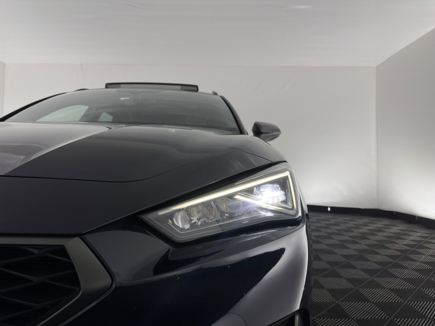SEAT Leon Sportstourer 2.0 TDI FR Business Intense (INCL-BTW) Aut. *PANO | FULL-LED | ADAPTIVE-CRUISE | DIGI-COCKPIT | NAVI-FULLMAP | LEATHER-MICROFIBRE | CARPLAY | KEYLESS | SHIFT-PADDLES | SPORT-SEATS | AMBIENT-LIGHT | CAMERA | 17''ALU | T