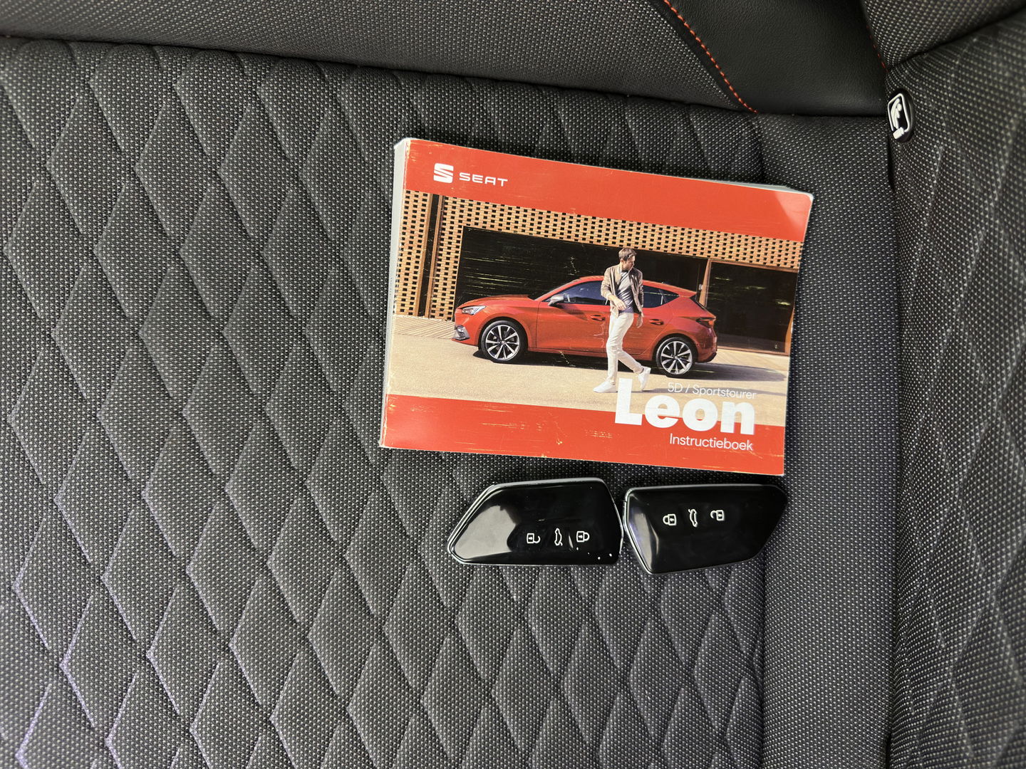 SEAT Leon Sportstourer 2.0 TDI FR Business Intense (INCL-BTW) Aut. *PANO | FULL-LED | ADAPTIVE-CRUISE | DIGI-COCKPIT | NAVI-FULLMAP | LEATHER-MICROFIBRE | CARPLAY | KEYLESS | SHIFT-PADDLES | SPORT-SEATS | AMBIENT-LIGHT | CAMERA | 17''ALU | T