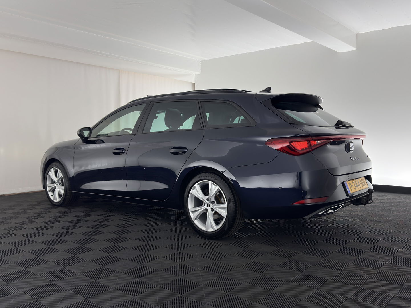 SEAT Leon Sportstourer 2.0 TDI FR Business Intense (INCL-BTW) Aut. *PANO | FULL-LED | ADAPTIVE-CRUISE | DIGI-COCKPIT | NAVI-FULLMAP | LEATHER-MICROFIBRE | CARPLAY | KEYLESS | SHIFT-PADDLES | SPORT-SEATS | AMBIENT-LIGHT | CAMERA | 17''ALU | T