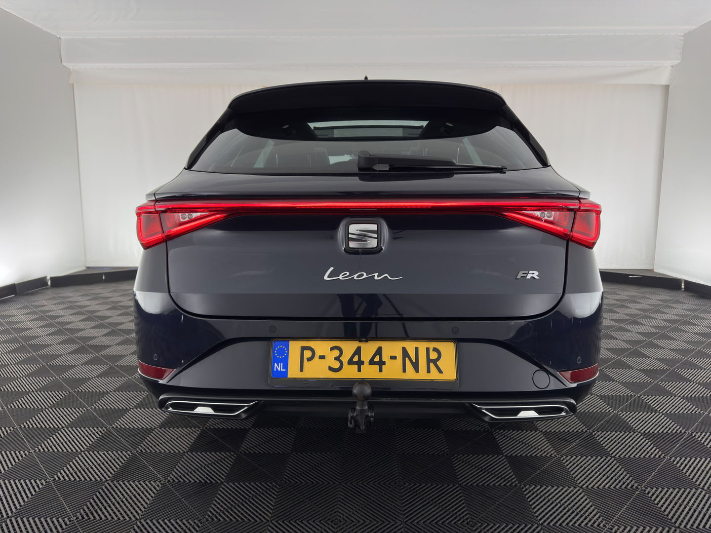 SEAT Leon Sportstourer 2.0 TDI FR Business Intense (INCL-BTW) Aut. *PANO | FULL-LED | ADAPTIVE-CRUISE | DIGI-COCKPIT | NAVI-FULLMAP | LEATHER-MICROFIBRE | CARPLAY | KEYLESS | SHIFT-PADDLES | SPORT-SEATS | AMBIENT-LIGHT | CAMERA | 17''ALU | T