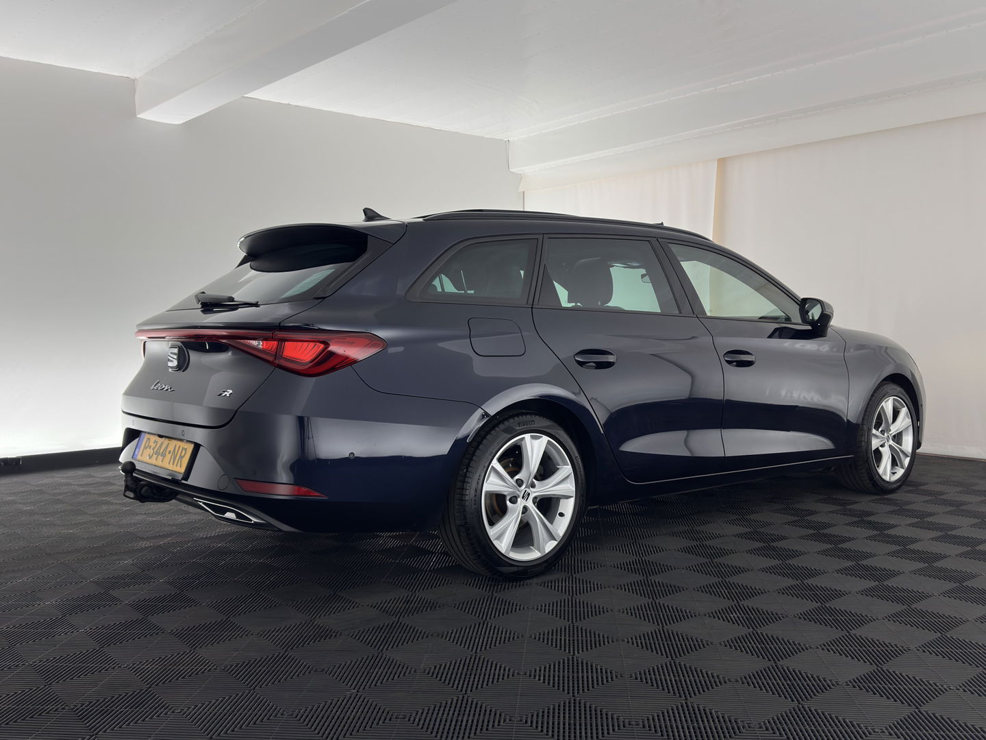 SEAT Leon Sportstourer 2.0 TDI FR Business Intense (INCL-BTW) Aut. *PANO | FULL-LED | ADAPTIVE-CRUISE | DIGI-COCKPIT | NAVI-FULLMAP | LEATHER-MICROFIBRE | CARPLAY | KEYLESS | SHIFT-PADDLES | SPORT-SEATS | AMBIENT-LIGHT | CAMERA | 17''ALU | T