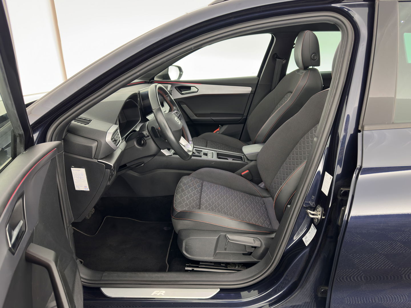 SEAT Leon Sportstourer 2.0 TDI FR Business Intense (INCL-BTW) Aut. *PANO | FULL-LED | ADAPTIVE-CRUISE | DIGI-COCKPIT | NAVI-FULLMAP | LEATHER-MICROFIBRE | CARPLAY | KEYLESS | SHIFT-PADDLES | SPORT-SEATS | AMBIENT-LIGHT | CAMERA | 17''ALU | T