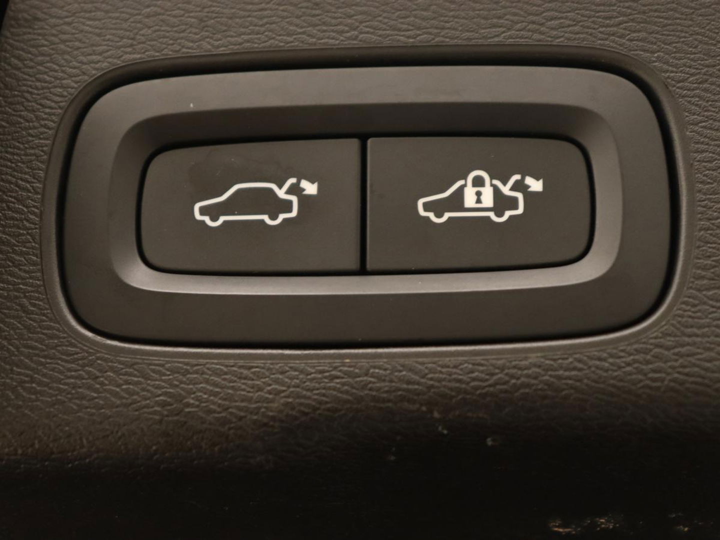 Volvo XC60 2.0 T8 Twin Engine AWD Inscription | Panoramadak | Trekhaak | Leder | Stoelverwarming | Camera | Adaptive cruise | Carplay | Navigatie | Full LED
