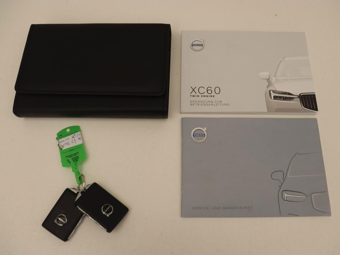 Volvo XC60 2.0 T8 Twin Engine AWD Inscription | Panoramadak | Trekhaak | Leder | Stoelverwarming | Camera | Adaptive cruise | Carplay | Navigatie | Full LED