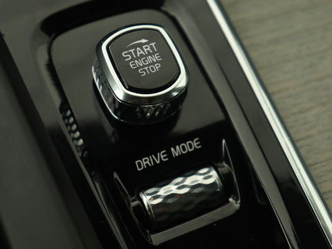 Volvo XC60 2.0 T8 Twin Engine AWD Inscription | Panoramadak | Trekhaak | Leder | Stoelverwarming | Camera | Adaptive cruise | Carplay | Navigatie | Full LED
