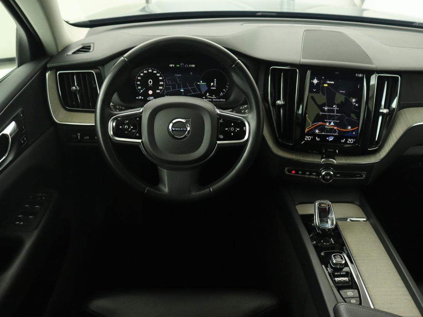 Volvo XC60 2.0 T8 Twin Engine AWD Inscription | Panoramadak | Trekhaak | Leder | Stoelverwarming | Camera | Adaptive cruise | Carplay | Navigatie | Full LED