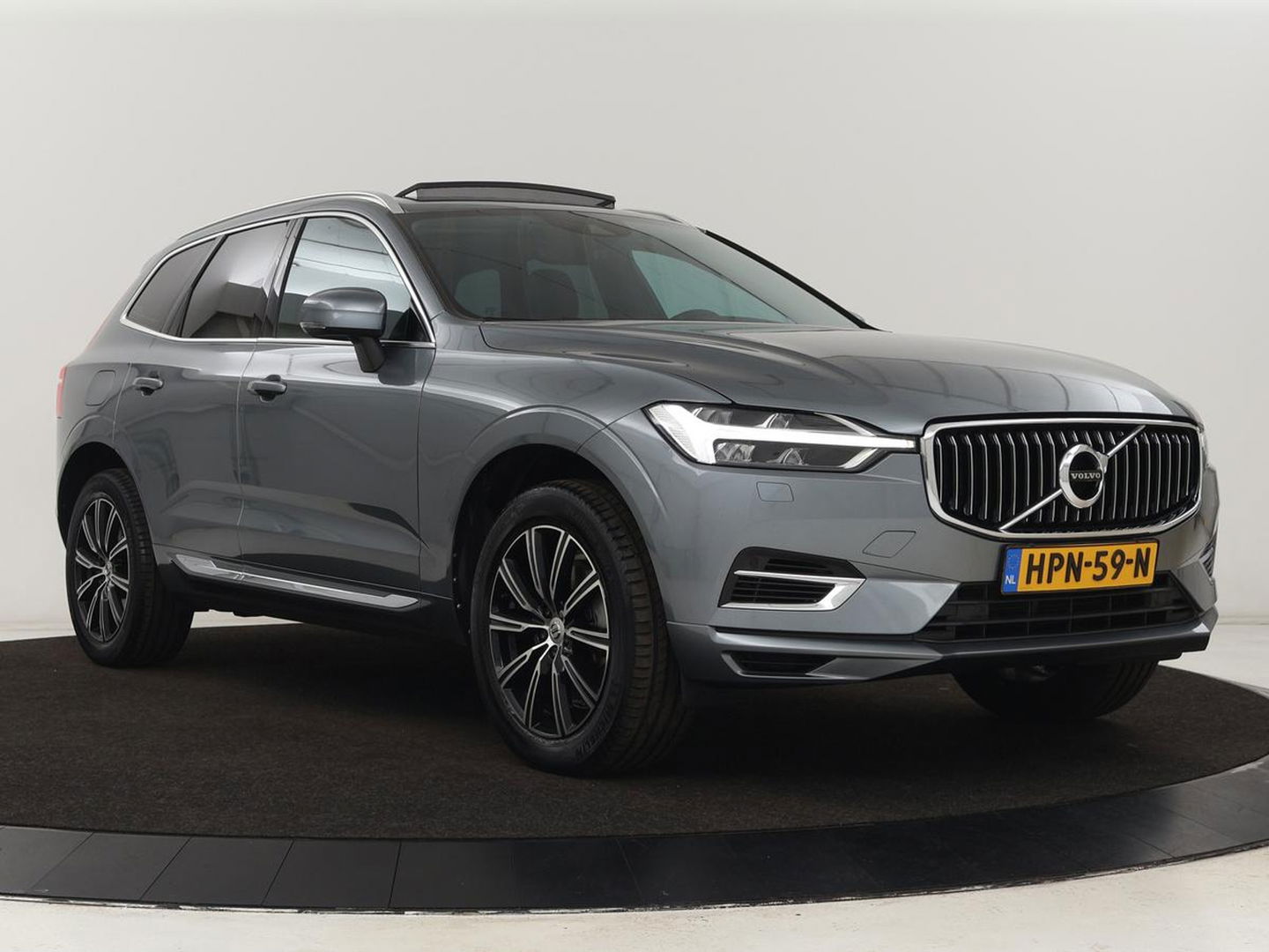 Volvo XC60 2.0 T8 Twin Engine AWD Inscription | Panoramadak | Trekhaak | Leder | Stoelverwarming | Camera | Adaptive cruise | Carplay | Navigatie | Full LED