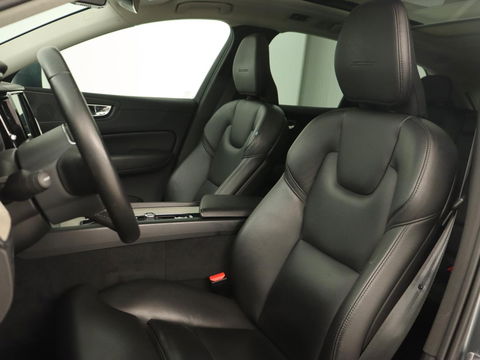 Volvo XC60 2.0 T8 Twin Engine AWD Inscription | Panoramadak | Trekhaak | Leder | Stoelverwarming | Camera | Adaptive cruise | Carplay | Navigatie | Full LED