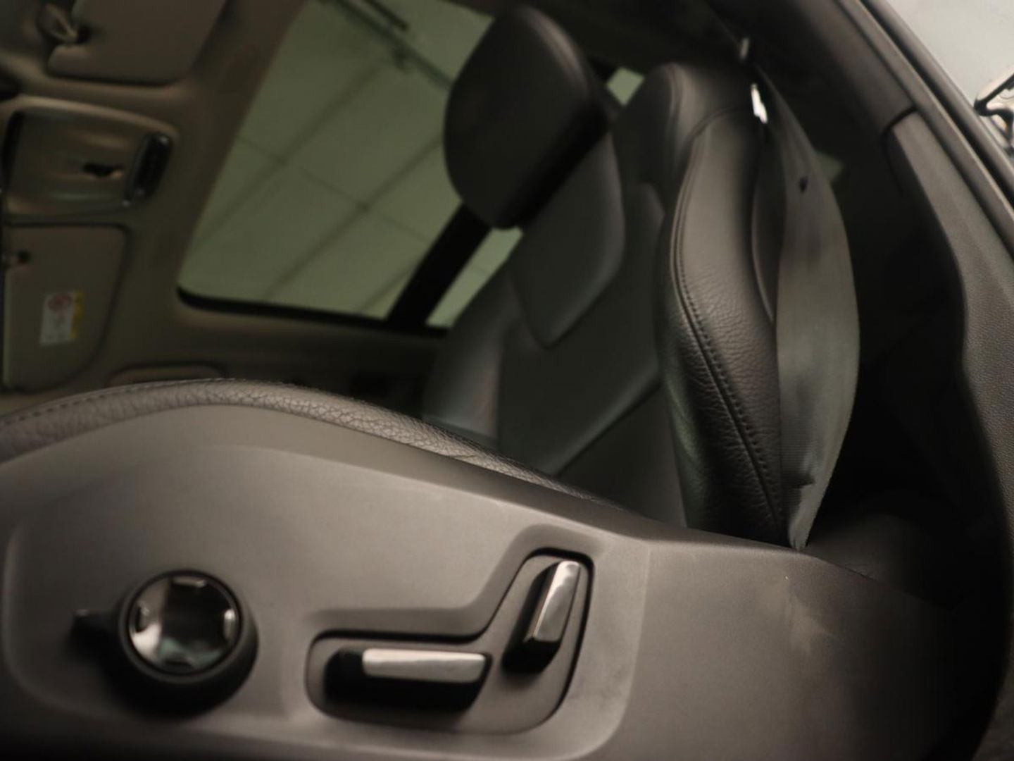 Volvo XC60 2.0 T8 Twin Engine AWD Inscription | Panoramadak | Trekhaak | Leder | Stoelverwarming | Camera | Adaptive cruise | Carplay | Navigatie | Full LED