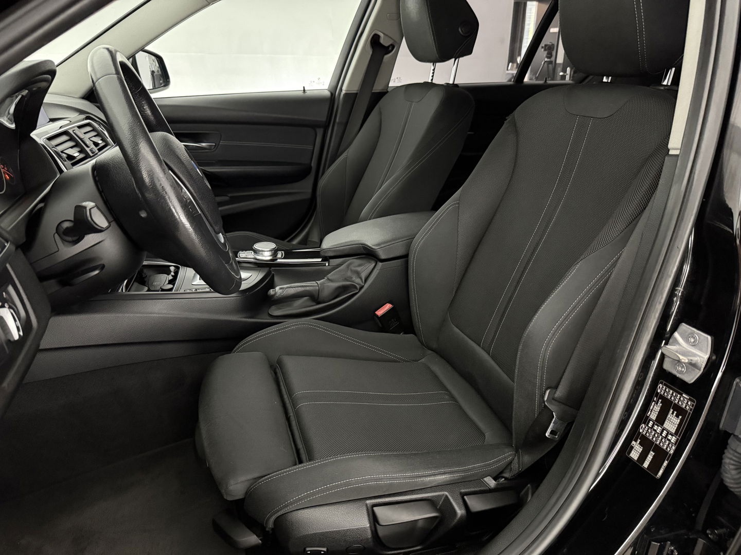 BMW 3 Serie 318i Executive | LED l Clima l Cruise l  Navigatie l Parkeersens. l Stoelverw. l NAP