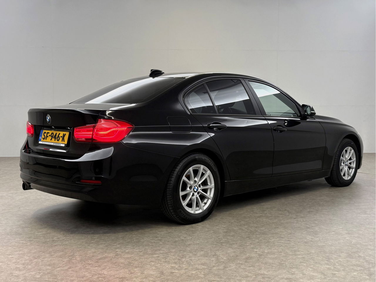 BMW 3 Serie 318i Executive LED Clima Cruise Navigatie PDC 16''LMV