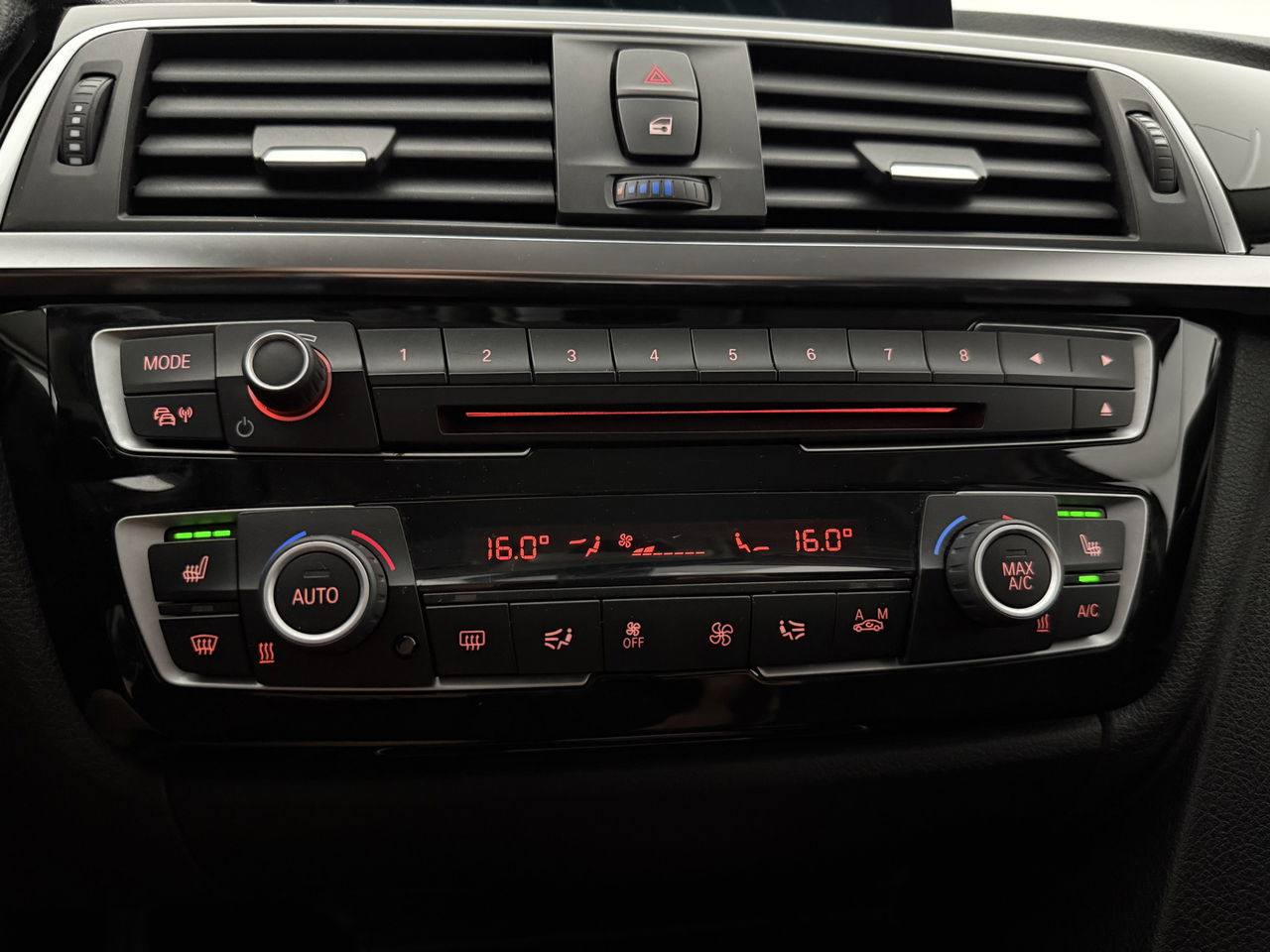 BMW 3 Serie 318i Executive LED Clima Cruise Navigatie PDC 16''LMV