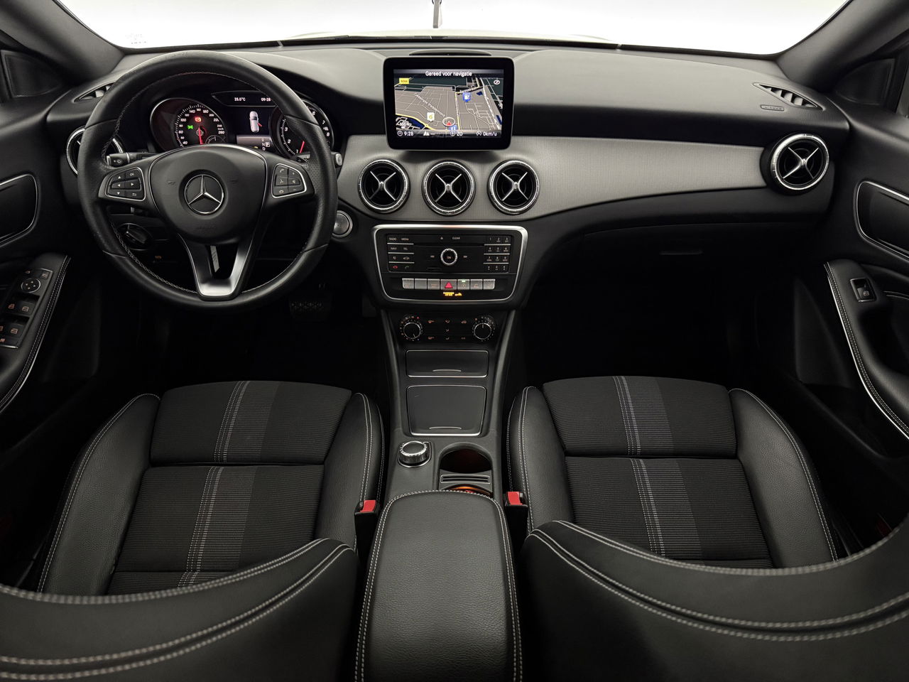 Mercedes-Benz CLA-Klasse 180 AMG | Camera | Trekh | Navigatie | Carplay | LED | Cruise | NAP