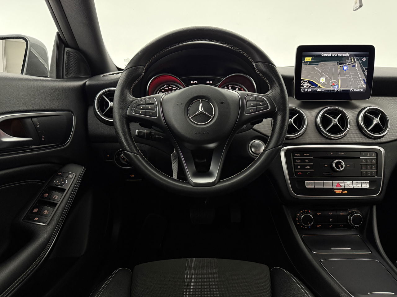 Mercedes-Benz CLA-Klasse 180 AMG | Camera | Trekh | Navigatie | Carplay | LED | Cruise | NAP