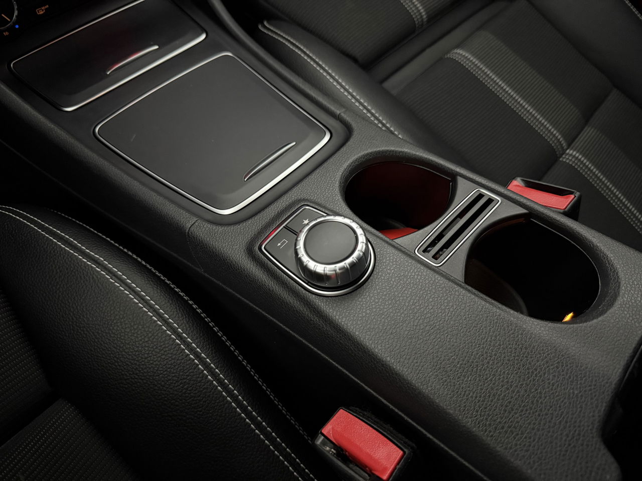Mercedes-Benz CLA-Klasse 180 AMG | Camera | Trekh | Navigatie | Carplay | LED | Cruise | NAP