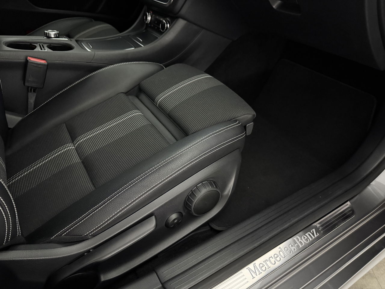 Mercedes-Benz CLA-Klasse 180 AMG | Camera | Trekh | Navigatie | Carplay | LED | Cruise | NAP