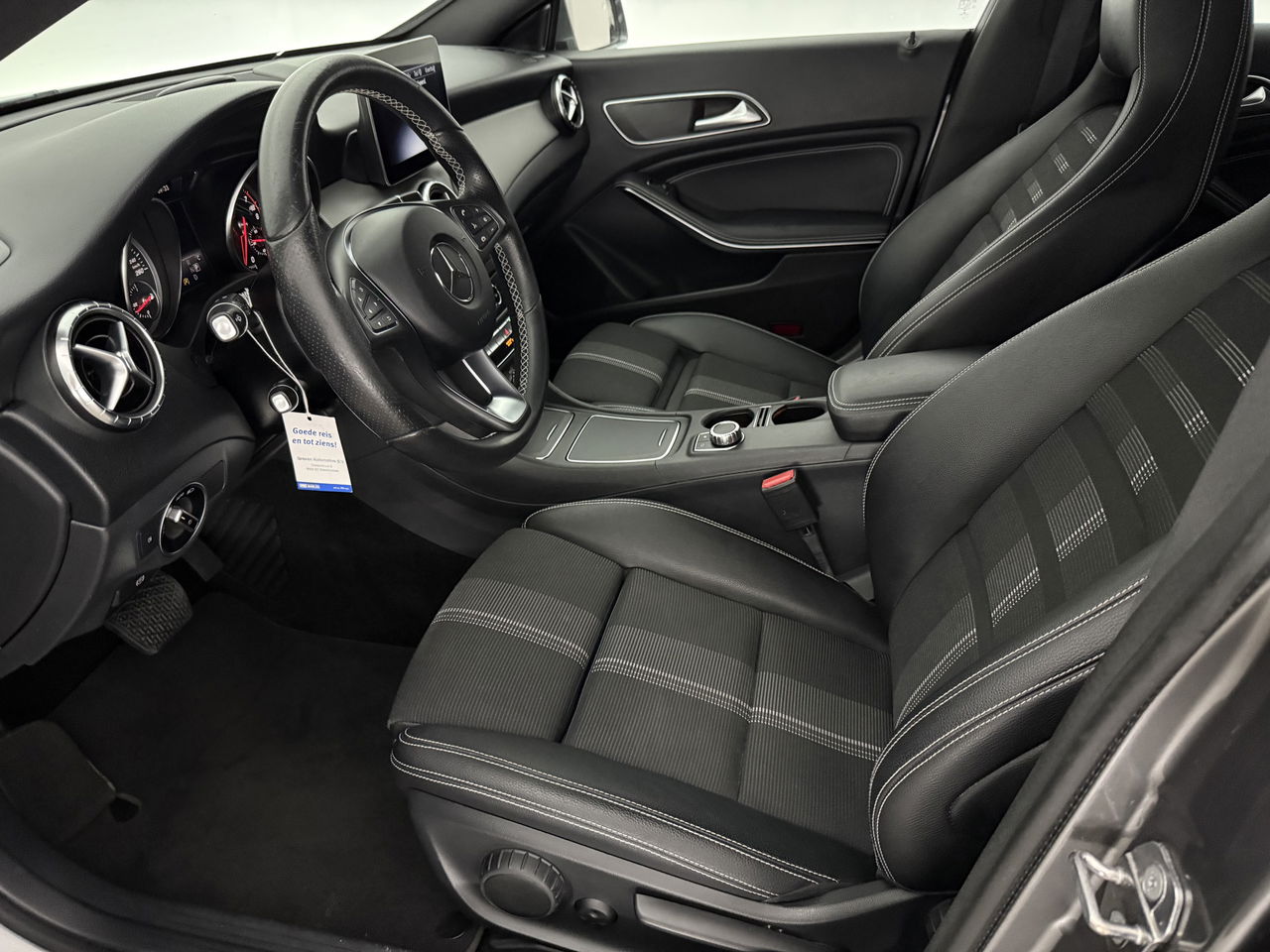 Mercedes-Benz CLA-Klasse 180 AMG | Camera | Trekh | Navigatie | Carplay | LED | Cruise | NAP