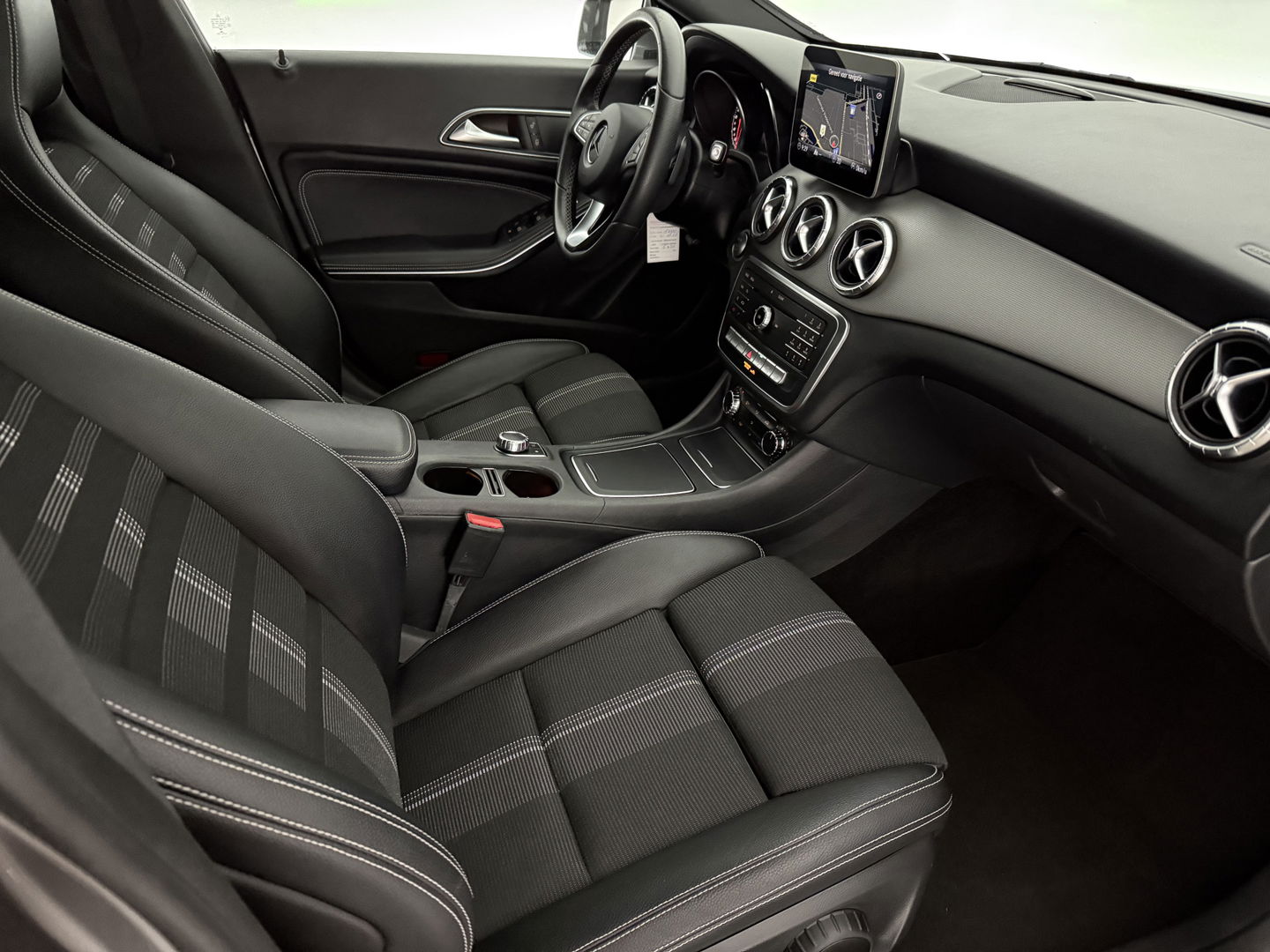 Mercedes-Benz CLA-Klasse 180 AMG | Camera | Trekh | Carplay | Cruise | Navi | LED | NAP