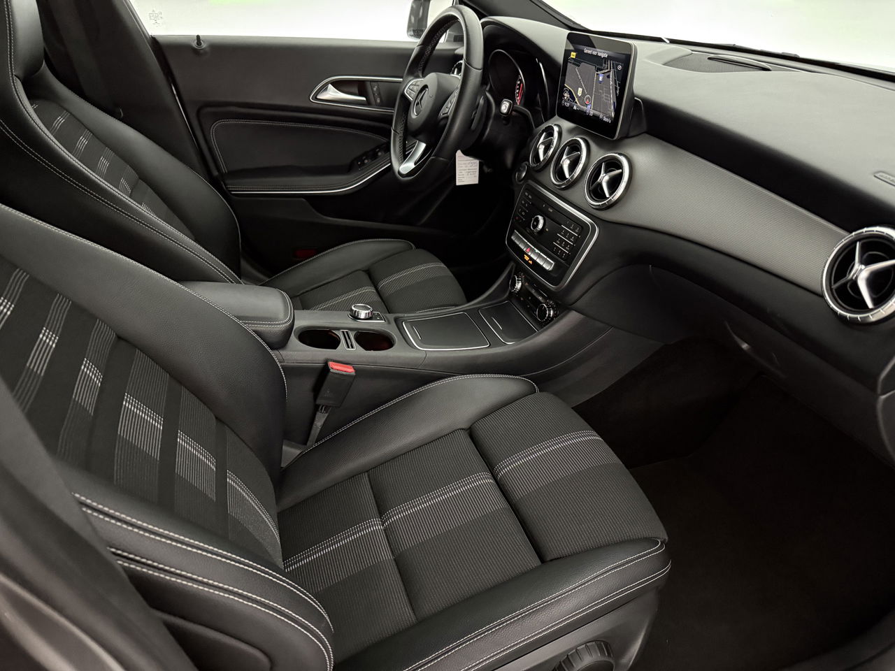 Mercedes-Benz CLA-Klasse 180 AMG | Camera | Trekh | Navigatie | Carplay | LED | Cruise | NAP