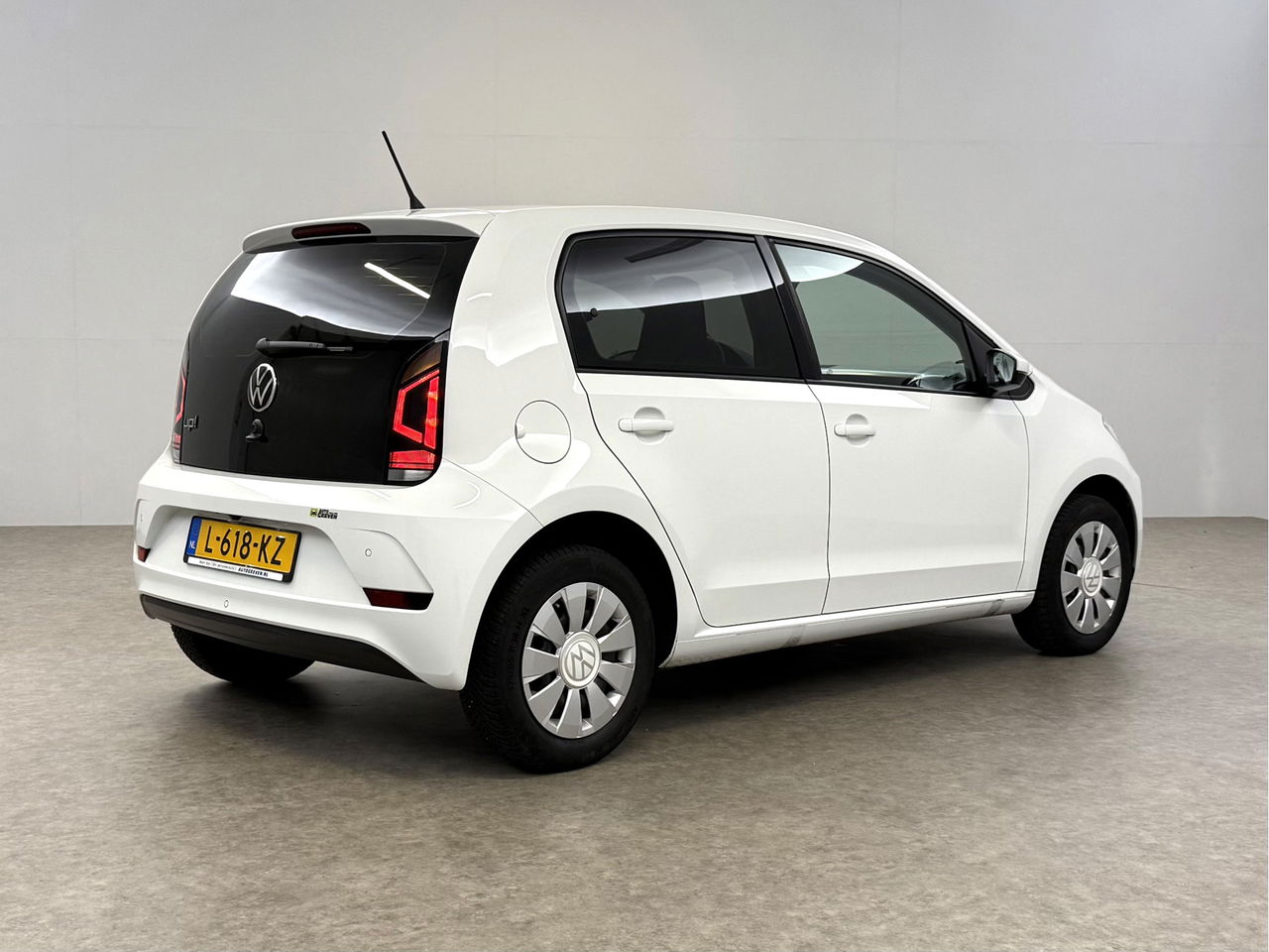 Volkswagen up! 1.0 | Navigatie | Cruise | Parkeersens | Camera | Airco | NAP