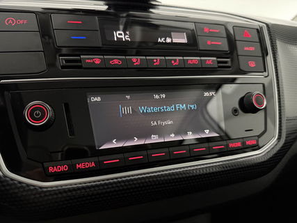 Volkswagen up! 1.0 | Navigatie | Cruise | Parkeersens | Camera | Airco | NAP